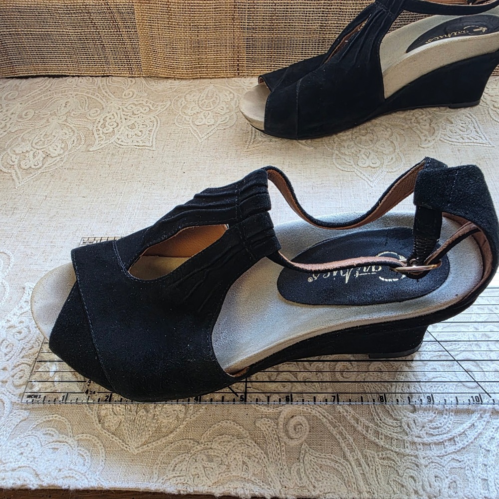 Earthies Veria Too Wedge Sandals 8.5 Black Suede Pleated T-Strap Peep Toe Shoes - Picture 7 of 11